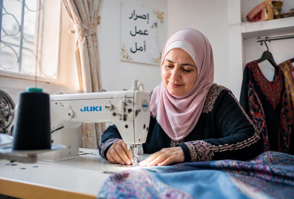 ماكينة خياطة لأسرة معيلة في الأردن